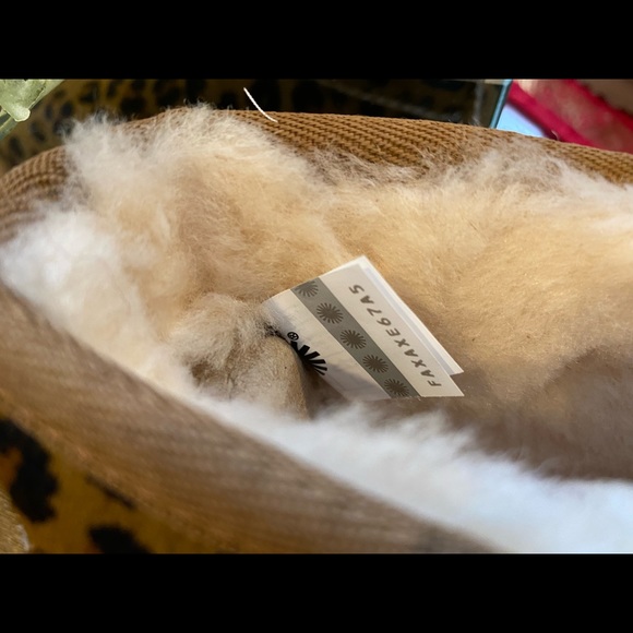 BNIB Authentic Ugg Woman’s Ultra Mini Leopard Boots - Picture 4 of 16